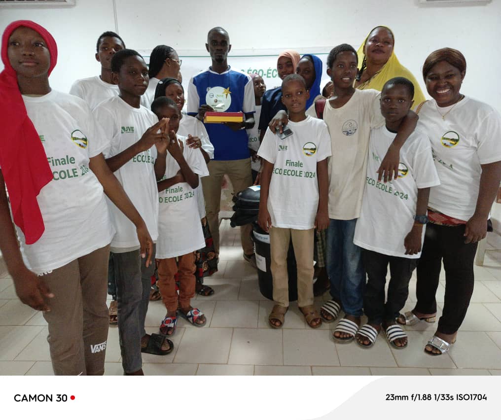 NdeckyViviane's tweet photo. CEM MACIRÉ BA GAGNAT DU CONCOURS ÉCO-ECOLE 2024 organisé par l'association Initiative citoyenne pour la Protection du Fleuve Gambie #ICPFG avec l'appui de #JVESn. Ils ont reçus leur trophée des mains de l'Ajoute au Maire de #Kédougou Mme Bintou Diawara.
#JME2024 https://t.co/7McBV98Zam