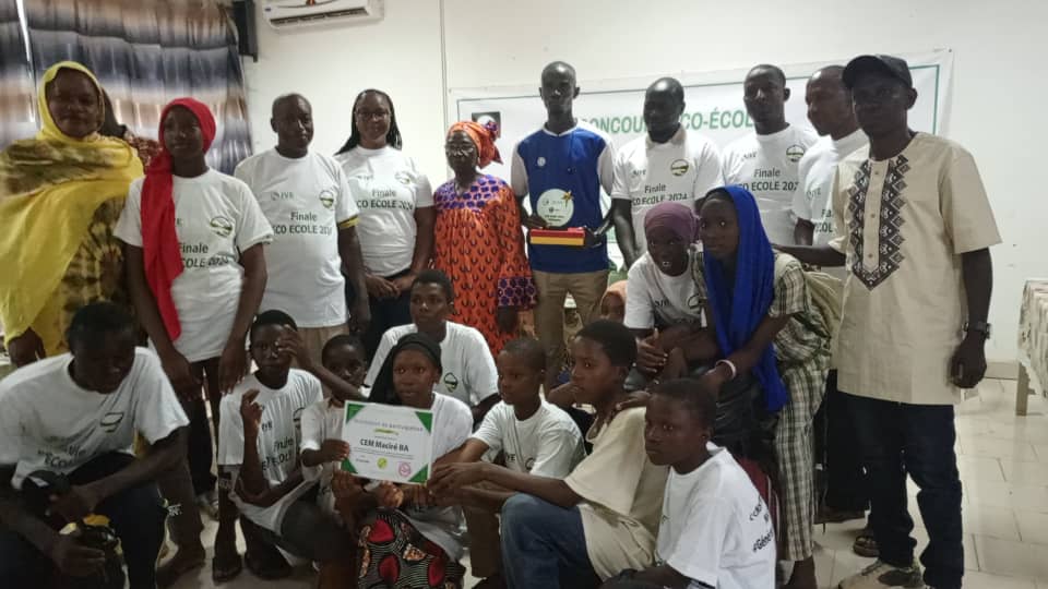 NdeckyViviane's tweet photo. CEM MACIRÉ BA GAGNAT DU CONCOURS ÉCO-ECOLE 2024 organisé par l'association Initiative citoyenne pour la Protection du Fleuve Gambie #ICPFG avec l'appui de #JVESn. Ils ont reçus leur trophée des mains de l'Ajoute au Maire de #Kédougou Mme Bintou Diawara.
#JME2024 https://t.co/7McBV98Zam