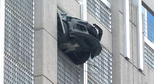 Queen_City_News's tweet photo. BREAKING: Crews responding to a car hanging off uptown Charlotte parking deck

DETAILS: https://t.co/gFd9EkO1gf https://t.co/8onGgLDsz0