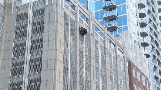 Queen_City_News's tweet photo. BREAKING: Crews responding to a car hanging off uptown Charlotte parking deck

DETAILS: https://t.co/gFd9EkO1gf https://t.co/8onGgLDsz0