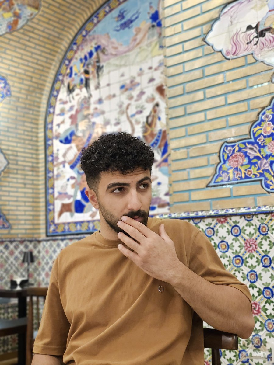 ‌
گفت تو کنار کشیدی یا جنگ تموم شد؟
گفتم کسی جز من نمیجنگید!
من که کنار کشیدم جنگ هم تموم شد...