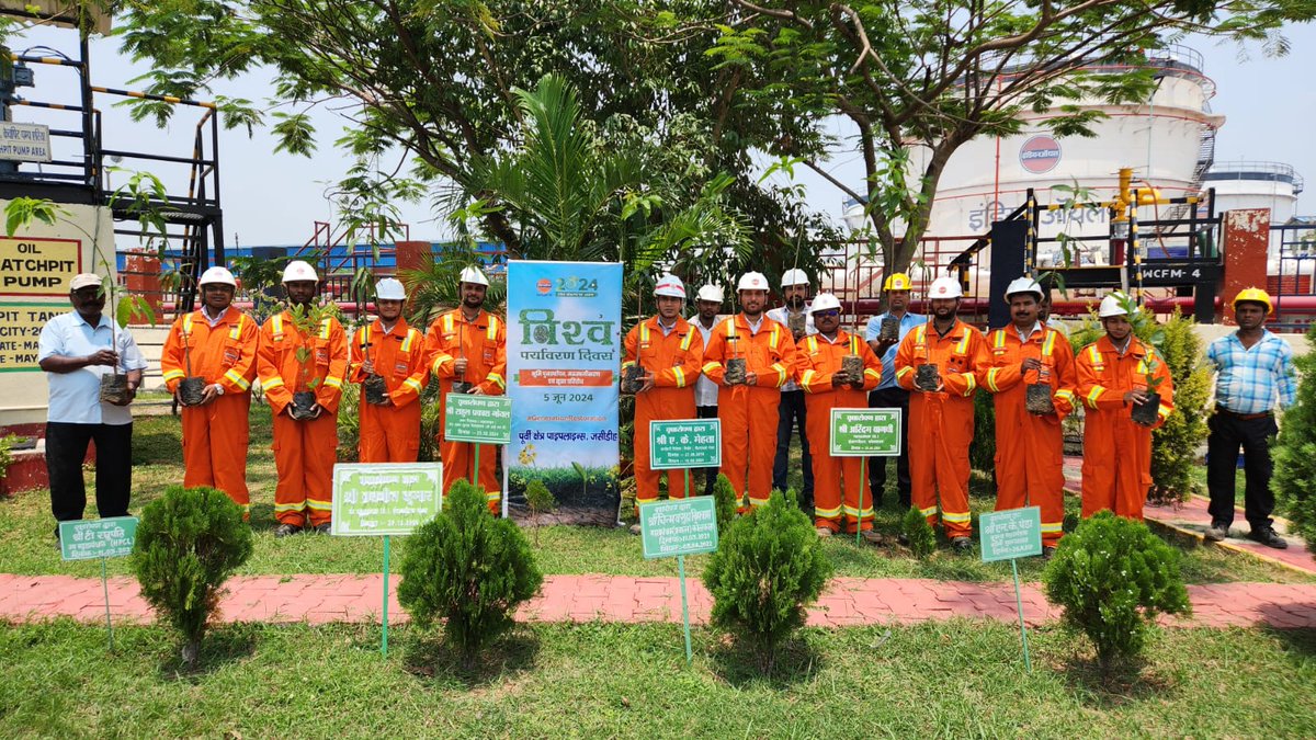 IOCL_ERPL's tweet photo. 🌍 Celebrating World Environment Day 2024 at ERPL Jasidih! 🌱 Pledge administered, plantation along the mainline, and plant distribution to workers.
Together, we nurture a greener future! 
♻️ #RethinkReduceReuseRecycle 🌿 #GreenHeroes #EcoChamp 📢 #ActivityAlert #WED2024
#WorldEnvironmentDay #Sustainability #TeamERPL