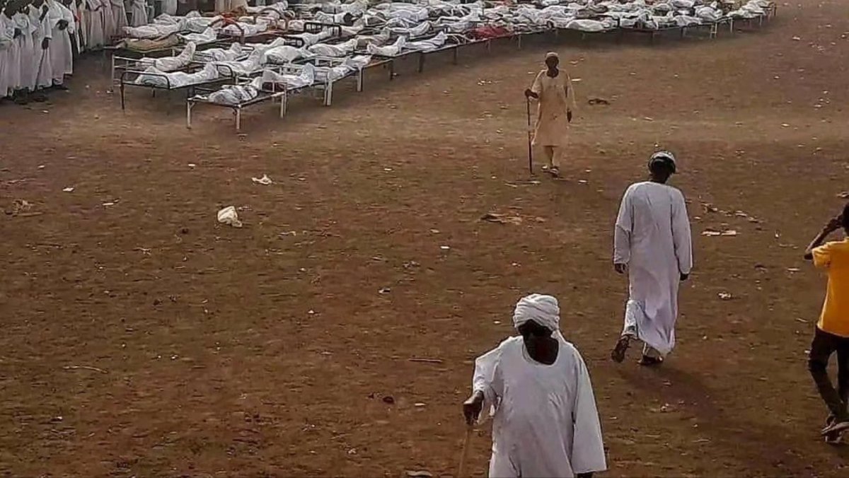 SwarAlDahab's tweet photo. إحدى فواجع الأنسانية هي الصمت عمايحدث في السودان ..
يوم الأمس قامت ميليشيا الجنجويد بقتل أكثر من مئة نفس بريئة بقرية #ودالنورة  واستباحت البلاد والعباد .

هذه صورة بسيطة عن الحرب في #السودان  والبطش الذي يعانيه الشعب. 

نسأل الله أن يتقبلهم بواسع رحمته. https://t.co/Q9gwc04EmD