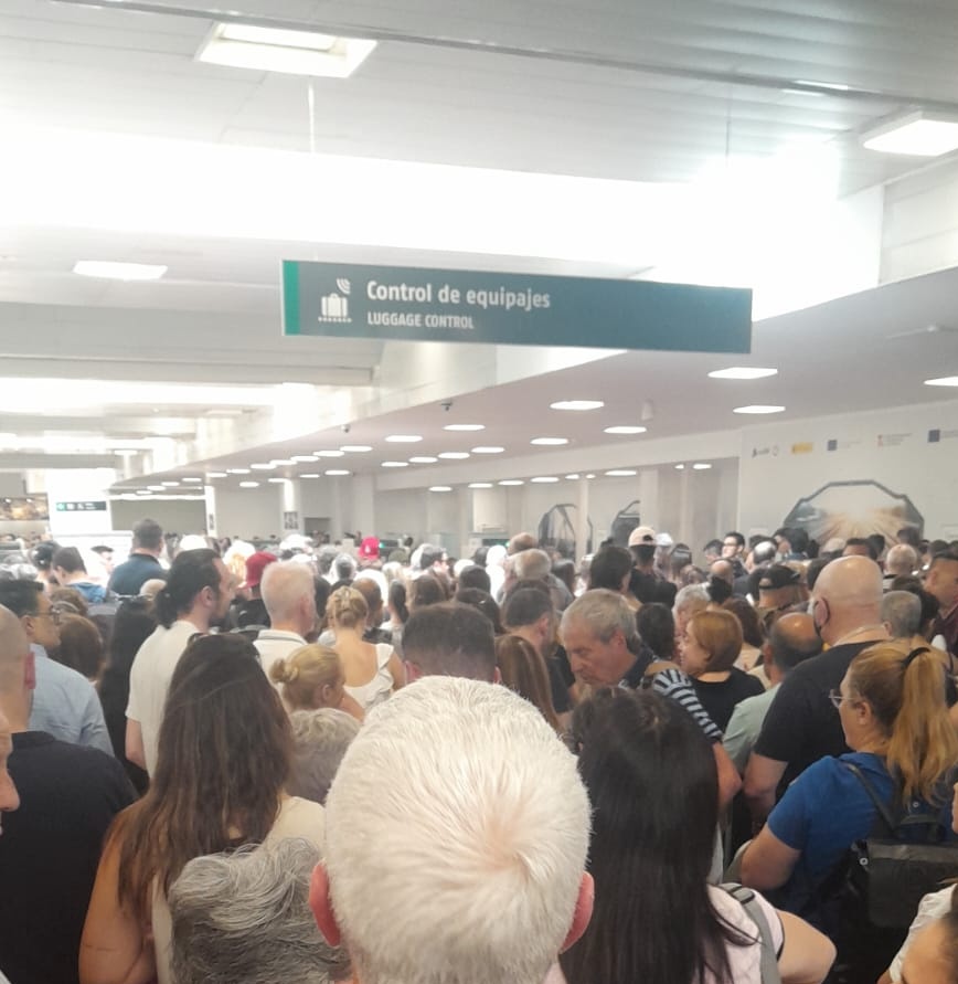 AlviaSalamanca's tweet photo. Control de pasajeros saturado y la estación totalmente abarrotada
#Chamartin

@Adif_es @oscar_puente_ @transportesgob https://t.co/UTUrY3WWn5