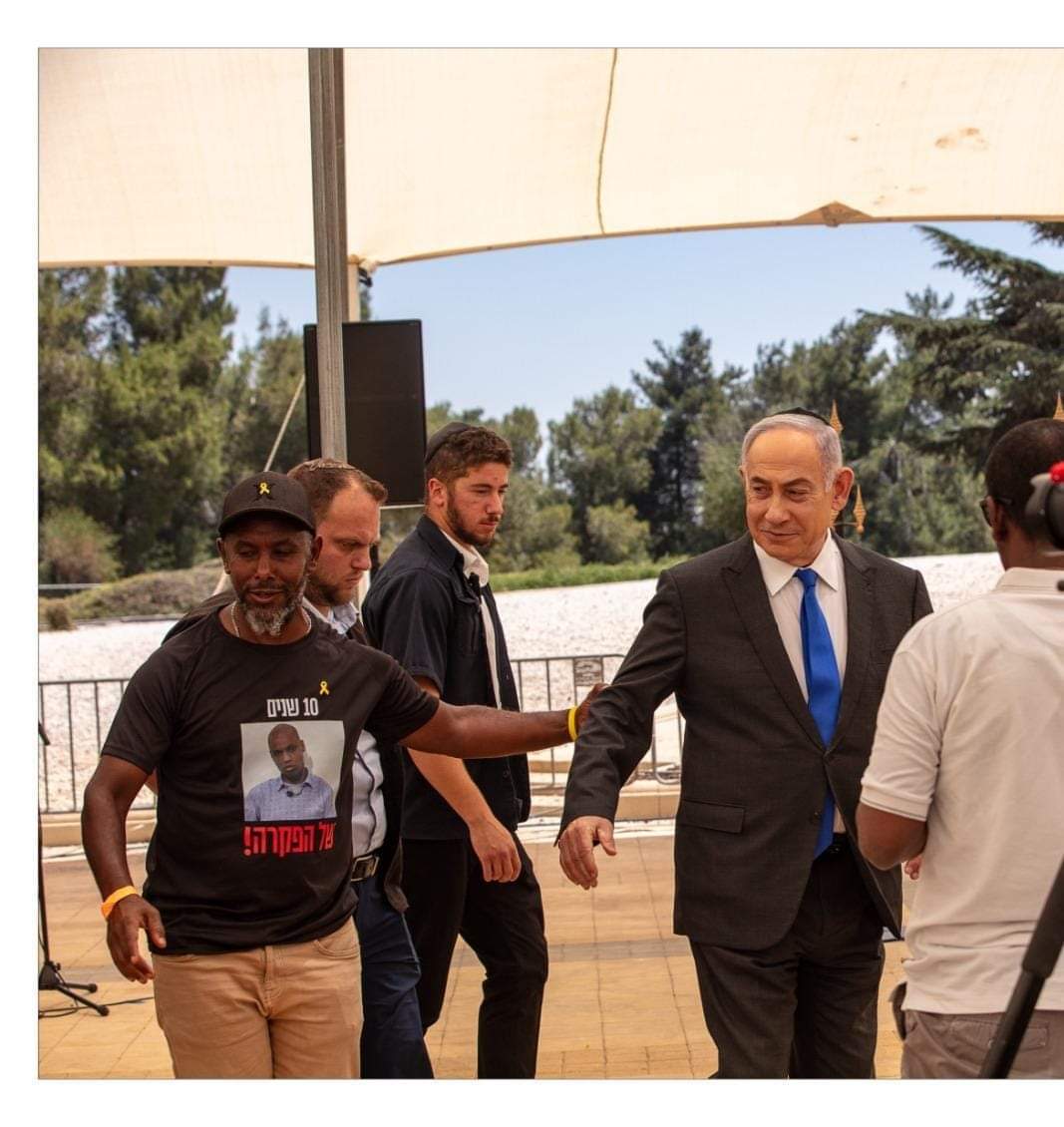 agery_desaley's tweet photo. על החולצה כתוב 10 שנים של הפקרה , 
מכוון את ראש הממשלה כדי שילך לעסקה עכשיו וישחרר את כל החטופים .
 מספיק לנו רון ארד אחד.

צילום : גדעון אגז'ה https://t.co/6uqrMOmKpj