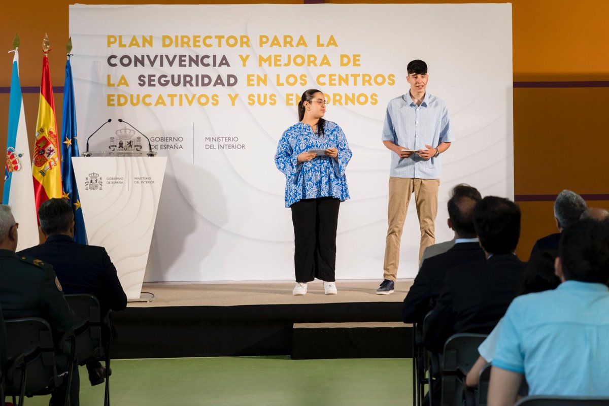 Grande-Marlaska ha presidido en Vilaboa (#Pontevedra) la entrega de los premios del Plan Director para la Convivencia y Mejora de la Seguridad Escolar 

El ministro ha destacado la educación como "una de las herramientas más poderosas" para garantizar la seguridad de la sociedad
