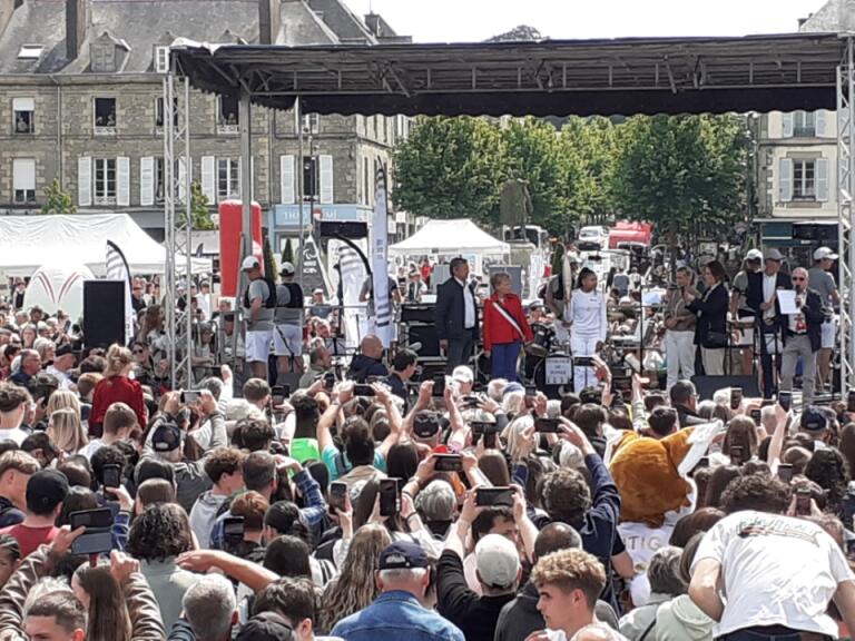ParantKatell's tweet photo. Accueil de la flamme olympique ce jeudi 6 juin 2024 à 12h30 à Pontivy ! 4500 scolaires et plus et un public très nombreux ! Un immense merci à la municipalité de Pontivy et à tous ceux qui ont œuvré depuis des mois pour offrir  cela à un grand nombre d'élèves ! https://t.co/loKI4BEVsQ