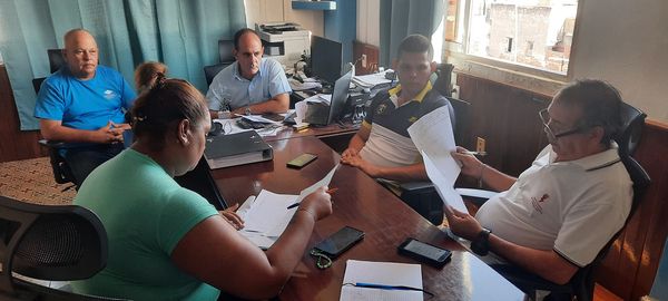 Reunión conjunta INRH-UNE para garantizar la energía en los circuitos que inciden en el abasto de agua en la Provincia.
#UnidosXCuba
#CienfuegosXMasVictorias