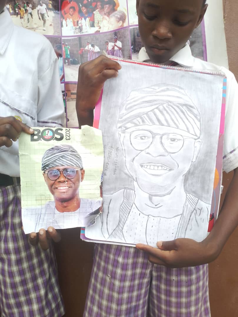 Please help me take time to appreciate this little boy's creativity from Flostev comprehensive college iju lagos. This is the lagos state governor <a href="/jidesanwoolu/">Babajide Sanwo-Olu</a> neatly drawn by this jss2 student of the school above.
#lagosstate #Flostevsecomdaryschool #lagosstateart <a href="/followlasg/">The Lagos State Govt</a>