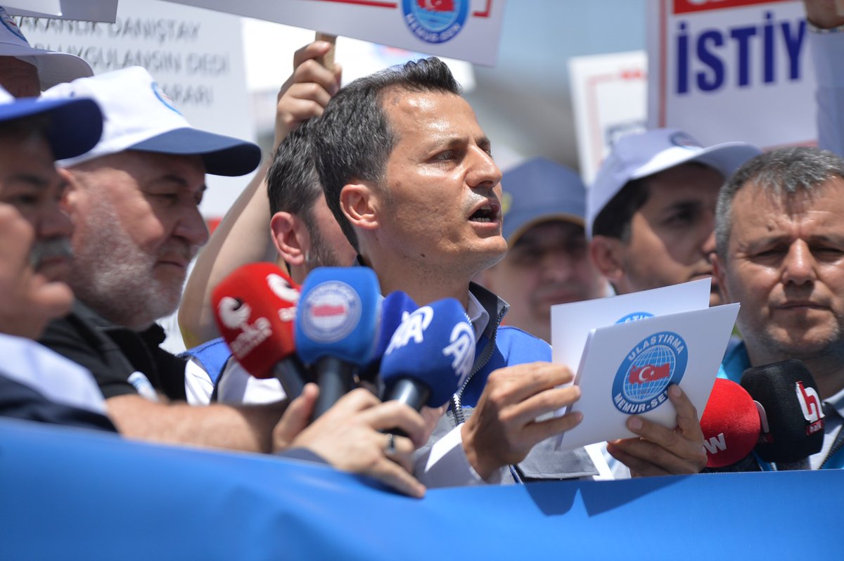 Kenan__Caliskan's tweet photo. Anayasa ile güvence altına alınan Toplu Sözleşme Kazanımlarımızın ortadan kaldırılmaya çalışılmasını protesto etmek ve çözüm bekleyen sorunlarımızı haykırmak için Hazine ve Maliye Bakanlığı önünde eylemdeydik!

Ulaştırma Memur-Sen olarak;
☑️Toplu Sözleşme İkramiyesinin kayıplarıyla birlikte iade edilmesini,
☑️Servis hizmetinin kaldırılmamasını,
☑️ DHMİ'de iş barışının ve adaletin sağlanmasını,
☑️Koruyucu Giyim kazanımımızın önündeki engellerin kaldırılmasını,
☑️1. Dereceye 3600 ek göstergenin bir an önce hayata geçirilmesini,
☑️Fazla çalışmaya memurun mecbur edilmemesini, mesaiye kalan memurlara da en azından ücretlerinin ödenmesini,
☑️Lojman, sosyal tesis ve kampların faydaları dikkate alınarak yaygınlaştırılmasını,
☑️Mali ve özlük haklarında yükselmeyi hak eden mühendislerimiz için Mühendislik Meslek Kanununun artık bir an evvel çıkarılmasını
talep ettik.