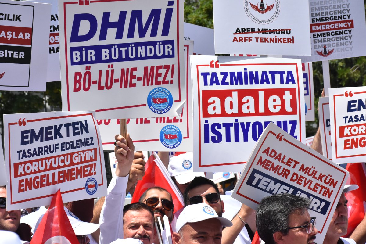 Kenan__Caliskan's tweet photo. Anayasa ile güvence altına alınan Toplu Sözleşme Kazanımlarımızın ortadan kaldırılmaya çalışılmasını protesto etmek ve çözüm bekleyen sorunlarımızı haykırmak için Hazine ve Maliye Bakanlığı önünde eylemdeydik!

Ulaştırma Memur-Sen olarak;
☑️Toplu Sözleşme İkramiyesinin kayıplarıyla birlikte iade edilmesini,
☑️Servis hizmetinin kaldırılmamasını,
☑️ DHMİ'de iş barışının ve adaletin sağlanmasını,
☑️Koruyucu Giyim kazanımımızın önündeki engellerin kaldırılmasını,
☑️1. Dereceye 3600 ek göstergenin bir an önce hayata geçirilmesini,
☑️Fazla çalışmaya memurun mecbur edilmemesini, mesaiye kalan memurlara da en azından ücretlerinin ödenmesini,
☑️Lojman, sosyal tesis ve kampların faydaları dikkate alınarak yaygınlaştırılmasını,
☑️Mali ve özlük haklarında yükselmeyi hak eden mühendislerimiz için Mühendislik Meslek Kanununun artık bir an evvel çıkarılmasını
talep ettik.