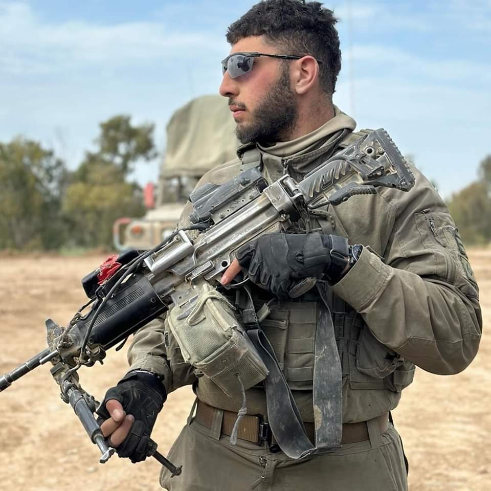 IDF'deki bir Müslüman asker şöyle yazıyor: 
Adım Ali ve Saber taburunda bir savaşçıyım.
- 2 yıl boyunca ne yaptığımı gizledikten ve kimseden destek görmedikten sonra, evimi, işimi, arkadaşlarımı ve her şeyimi terk edip #IDF'ye katıldım.
Şimdi, IDF'de görev yaptığımı ve ülkem