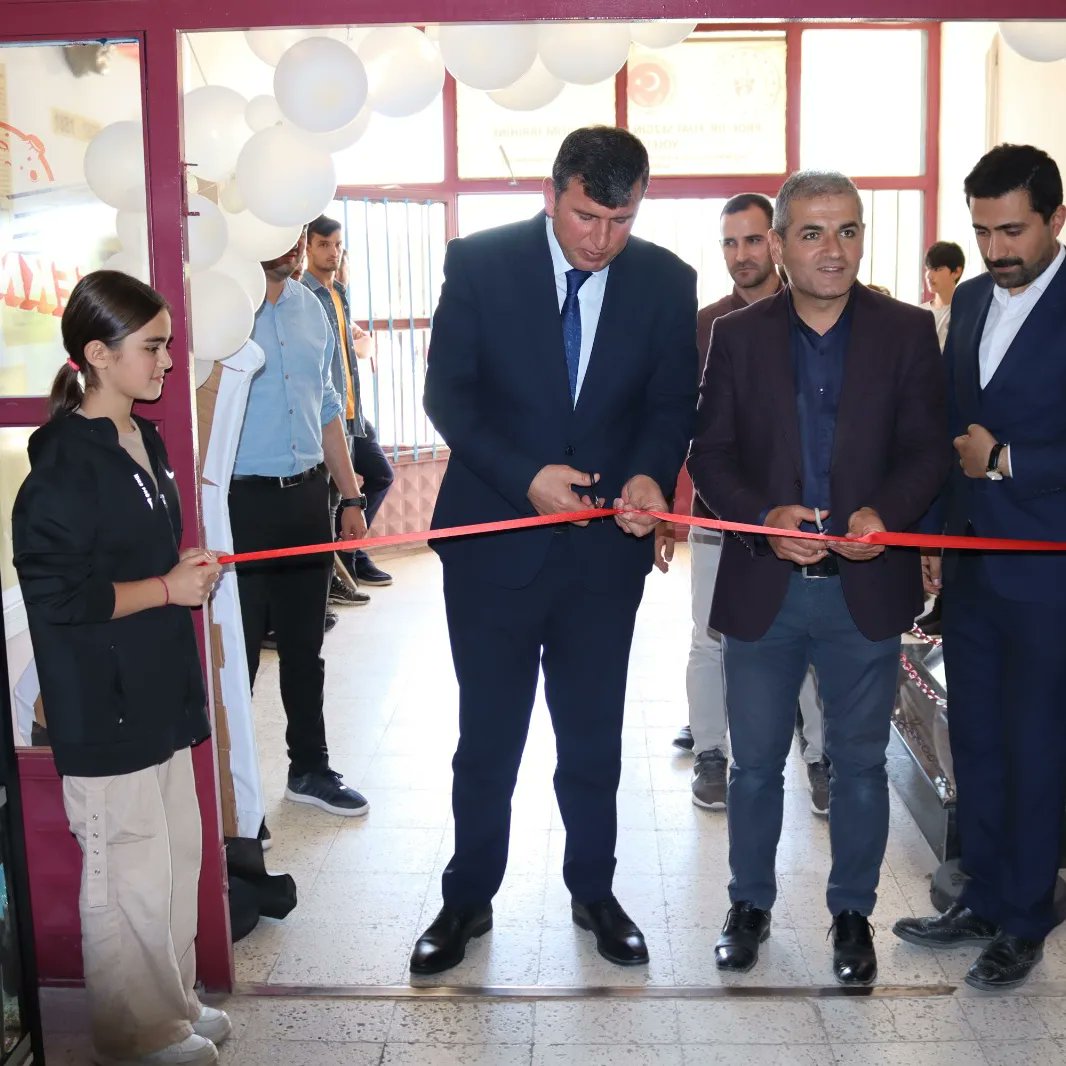 AltinyaylaMem58's tweet photo. Şehit Hasan Subaşı Kürkçüyurt Ortaokulunda gerçekleştirilen Tübitak Bilim Fuarımıza Sayın Belediye Başkanımız Sezai SUBAŞI ve Sayın Milli Eğitim Müdürümüz Öner ARAZ'ın katılımıyla keyifli bir ziyaret yapılarak öğrencilerimize başarılarının devamı dilendi
@sivasmem @necatiyener_ https://t.co/Lajf4RRVQC