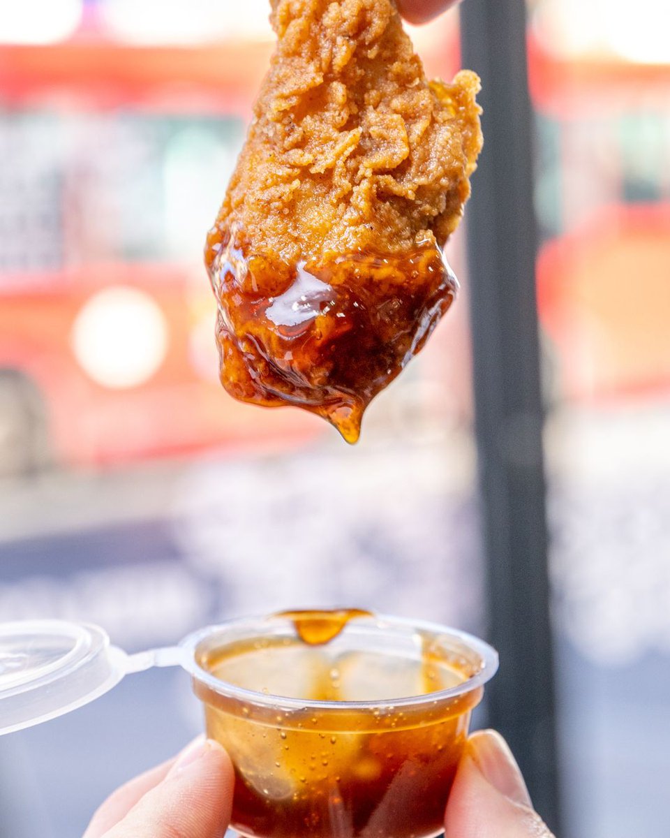 Chickencottagel's tweet photo. Dipping our way through the week like…🔥 

#ChickenCottage #FriedChicken #FoodEnvy #ChickenTenders #CrispyChicken #FriedFood #GrilledChicken #ChickenBreast #ChickenDish #FriedChickenWings #EatMoreChicken #FriedChickenLondon #FoodInLondon #LondonRestaurants #WestLondon https://t.co/jecTUJbskt