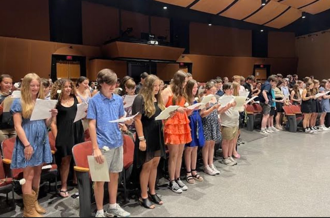 Draper welcomes our newest National Junior Honor Society Inductees! 👏 Congratulations on this outstanding accomplishment #MohonProud <a href="/MohonCSD/">MohonCSD</a>
