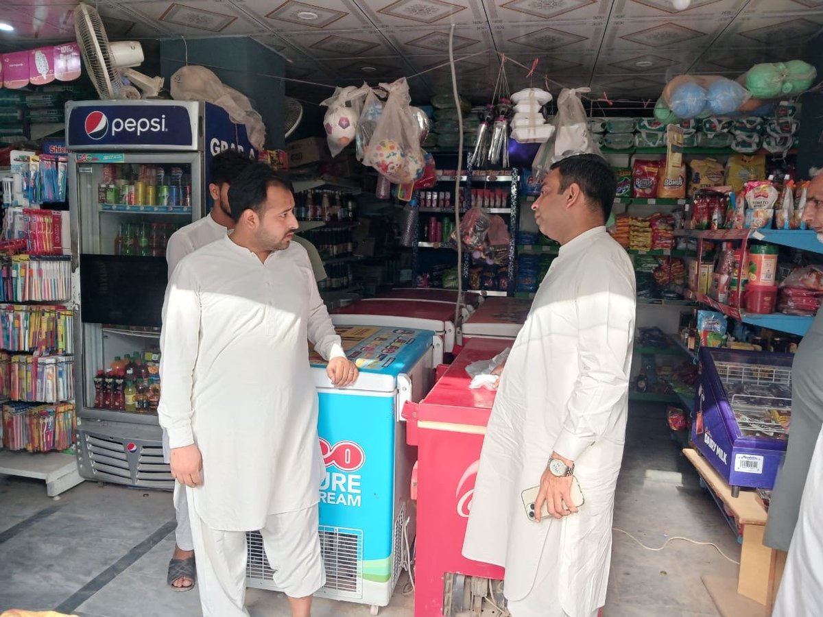 DCGRW's tweet photo. Price checking and confiscation of plastic bags by AC Sadar Gujranwala, he imposed fine against violations.
#SayNotoPlastic
#RefuseSingleUsePlastic
#RefusePlastic
@MaryamNSharif
@CS_Punjab
@CommissionerGu3 https://t.co/OPF6WtSS11