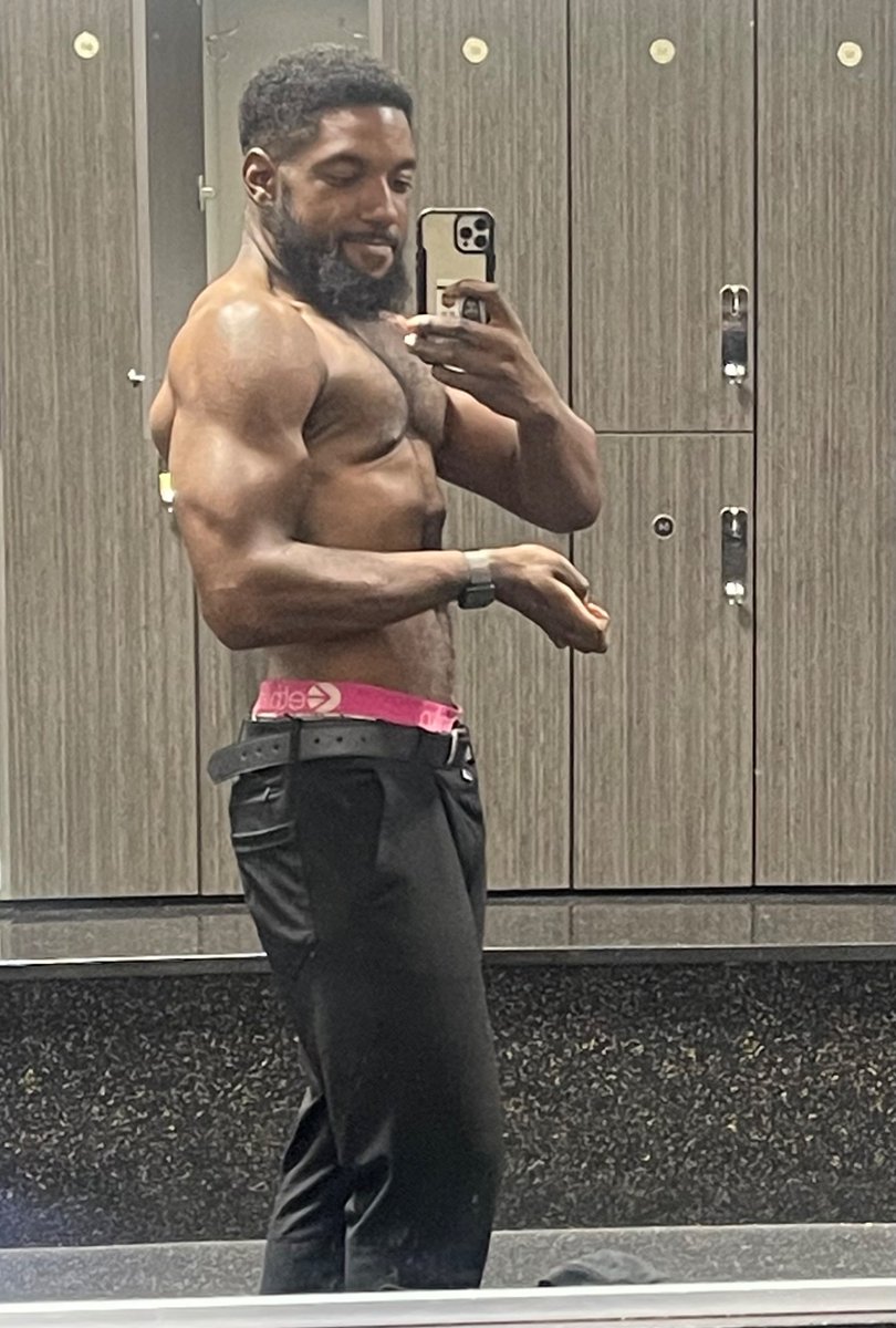 Ramen_Face's tweet photo. I have been absent from everything cause I wanted to make a change. Me at 300lbs in August and me at 175lbs now. Who knew gym was the cheapest therapy!?
#gains #gym #weightlossmotivation #weightloss #gymlife #pushpulllegs https://t.co/gzWXGhogJi