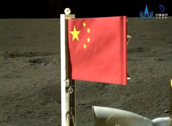 EnsedeCiencia's tweet image. China se ha convertido en el primer país en poner su bandera en el lado oculto de la Luna 🤯