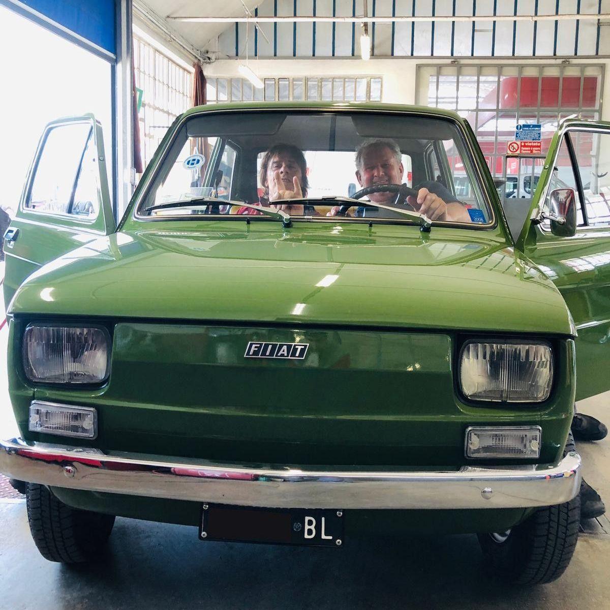 AutoDelFrateSrl's tweet photo. Basta stereotipi su che vestiti indossi, che automobili guidi.... se sei veramente ROCK si vede da piccoli dettagli 🤘🤘🤘🤘🤘 💯

#illungo #sfili #real80srock #autodelfrate https://t.co/8NB7rEFasr https://t.co/7eJbJCVCC1