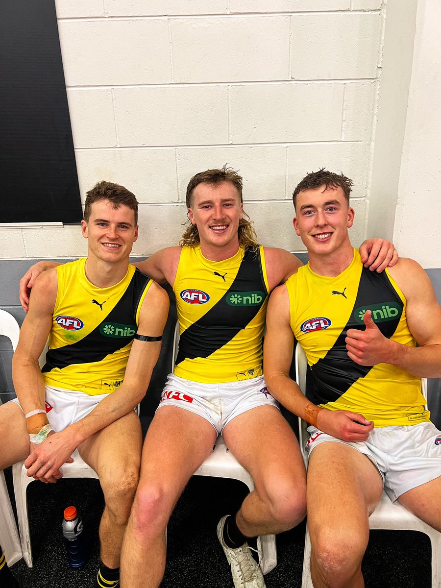 Richmond_FC's tweet photo. Team effort 💛

#AFLCrowsTigers | #gotiges https://t.co/xoJfhVrBpc