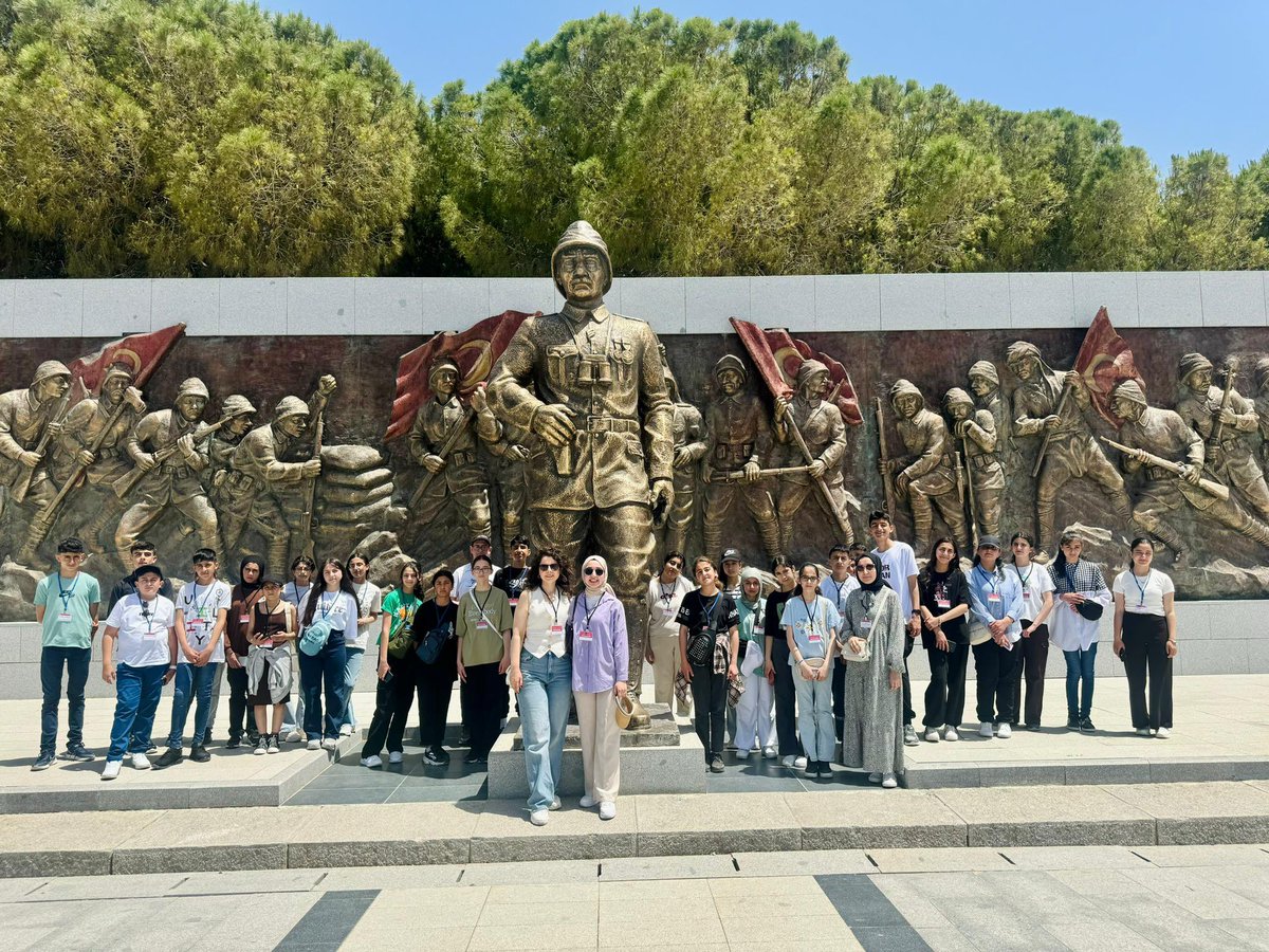 selimilcemem's tweet photo. 📌Çanakkale Şehitlikleri Ziyareti

Öğrencilerimiz Türkiye Cumhuriyet'inin temellerinin atıldığı,Mustafa Kemal Atatürk ve silah arkadaşlarının bu cennet vatan için nasıl mücadele ettiklerini yerinde,rehber eşliğinde adeta yaşayarak öğrendiler

@ziyapolat73 
@KarsValiligi 
@karsmem https://t.co/qFsGh3HqCp