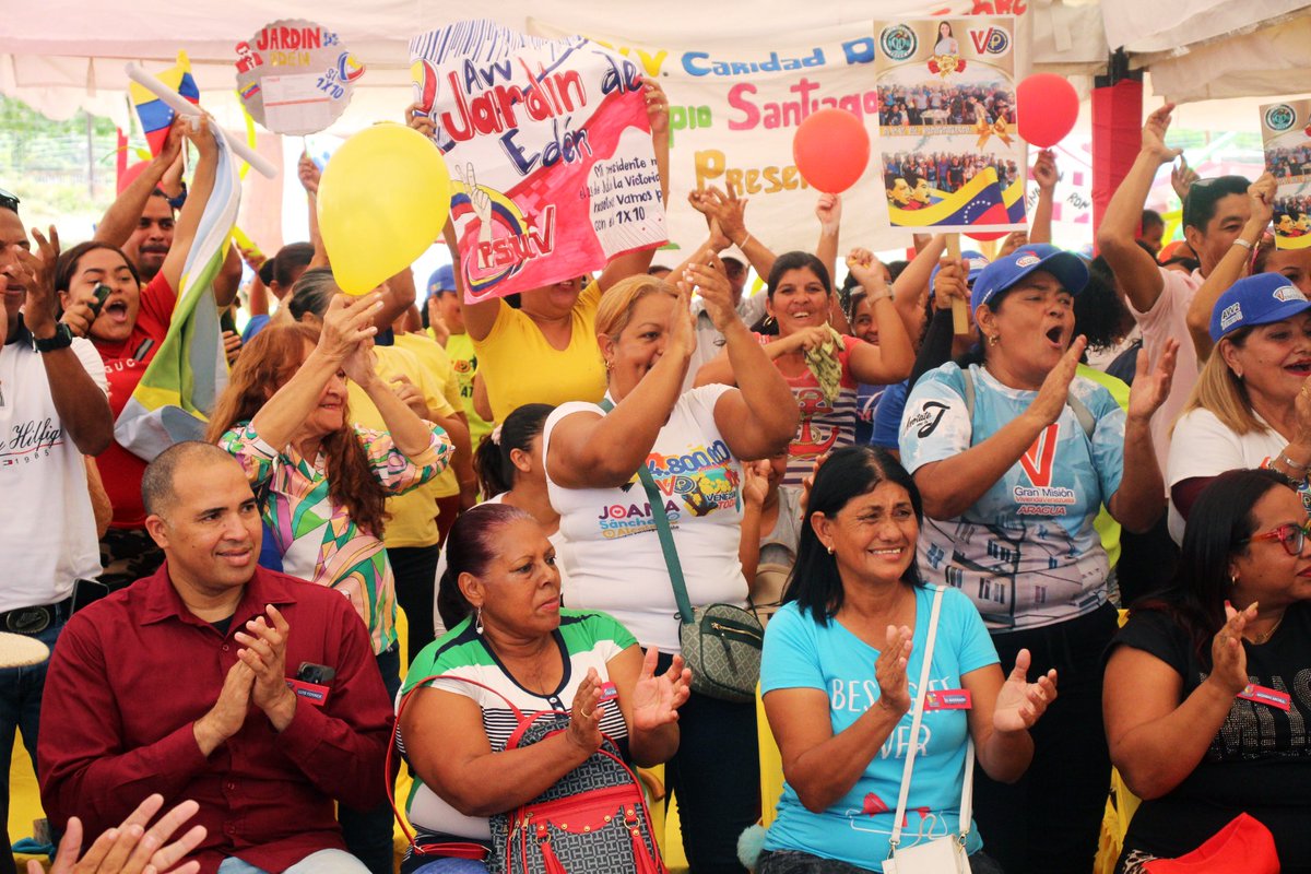 #EnFotos || La Fuerza Armada Nacional Bolivariana en el estado Aragua acompaña al Ministro del Poder Popular para el Hábitat y Vivienda, GD Ildemaro Villarroel y a la gobernadora Karina Carpio, en acto de entrega de títulos de propiedad de diferentes urbanismos en la región.