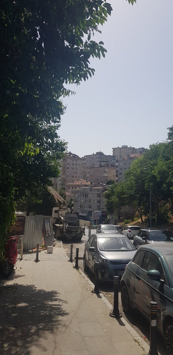 Cadde üzerinde 2 tane inşaat var, iş makineleri çalışıyor. Çift taraflı park eden araçlar da olunca yayaların yürüyeceği yol kalmıyor ,  araçlar sıkışıyor. Yayalar için yol tehlike arz ediyor.
Düzenleme olmalı diye düşünüyorum <a href="/BesiktasBel/">Beşiktaş Belediyesi</a>
<a href="/istanbulbld/">İstanbul Büyükşehir Belediyesi</a>

Gayrettepe Pazar Sokak