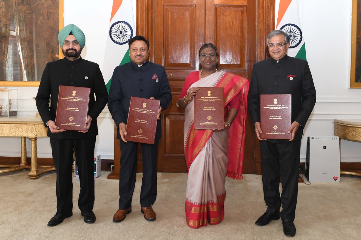 rashtrapatibhvn's tweet photo. The Chief Election Commissioner, Shri Rajiv Kumar, accompanied by Election Commissioners Shri Gyanesh Kumar and Dr. Sukhbir Singh Sandhu, called on President Droupadi Murmu at Rashtrapati Bhavan. A copy of the Notification issued by the ECI in terms of Section 73 of the Representation of People Act, 1951, containing the names of Members elected to the House of the People – following General Elections to the 18th Lok Sabha – was submitted by them to the President.