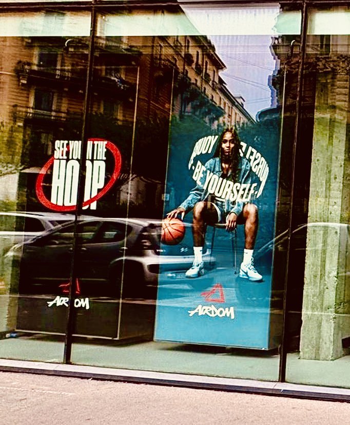 Calles de Italia con afiches e imagen de la basquetbolista ecuatoriana Blanquita Quiñónez como uno de los símbolos de la liga de básquet de ese país