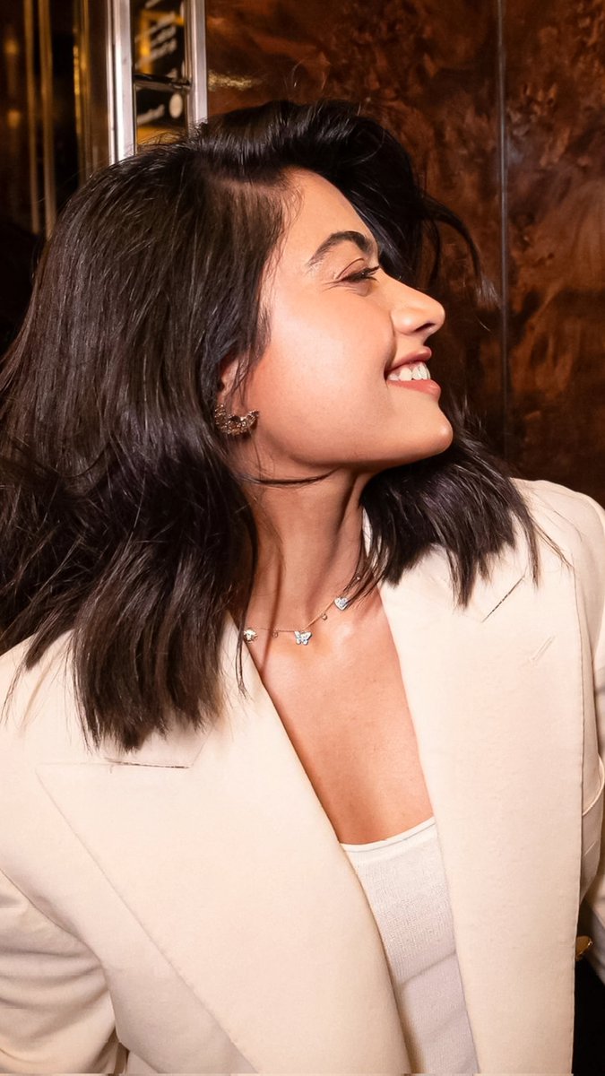 rashu_admirer's tweet photo. 𝙍𝙖𝙨𝙝𝙢𝙞𝙠𝙖 🛐 𝙩𝙝𝙞𝙜𝙝𝙨 🦵🏻🥵🤤

#rashmika #Puspa2therule #rashmikahot 
#PushpaRaj #actress #KollywoodCinima https://t.co/oYJTnnwVW5