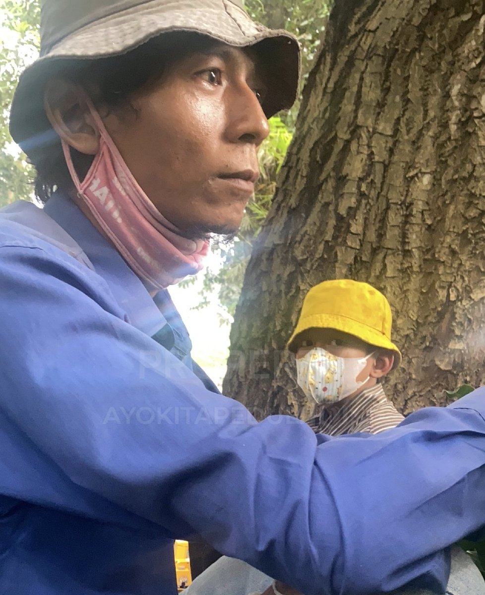 ayokitapeduli_'s tweet photo. Mana cukup upah yang cuma 5000 dipakai untuk bayar kebutuhan makan sehari-hari dan bayar sewa kontrakan 😢 

Bapak tukang patri ini cerita, beliau sampai harus nunggak kontrakan berjuta-juta karna penghasilannya minim banget https://t.co/vPlWCvQAeR