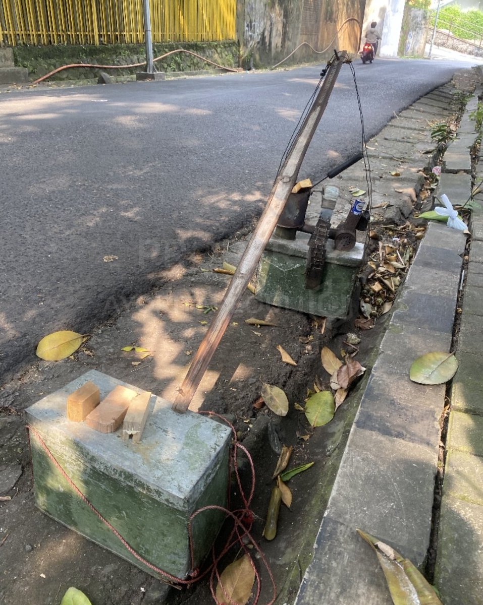 ayokitapeduli_'s tweet photo. Mana cukup upah yang cuma 5000 dipakai untuk bayar kebutuhan makan sehari-hari dan bayar sewa kontrakan 😢 

Bapak tukang patri ini cerita, beliau sampai harus nunggak kontrakan berjuta-juta karna penghasilannya minim banget https://t.co/vPlWCvQAeR