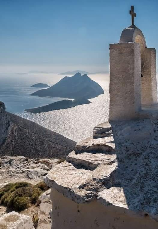 GreeceTours's tweet photo. Atop Amorgos Island.
Sun-kissed cliffs, Aegean whispers. Salt-laced breeze, ancient echoes. Blue-domed dreams unfurl. Lost in time, found in beauty.  🇬🇷🌊
#GreeceMagic https://t.co/ymNGZT9mtt
