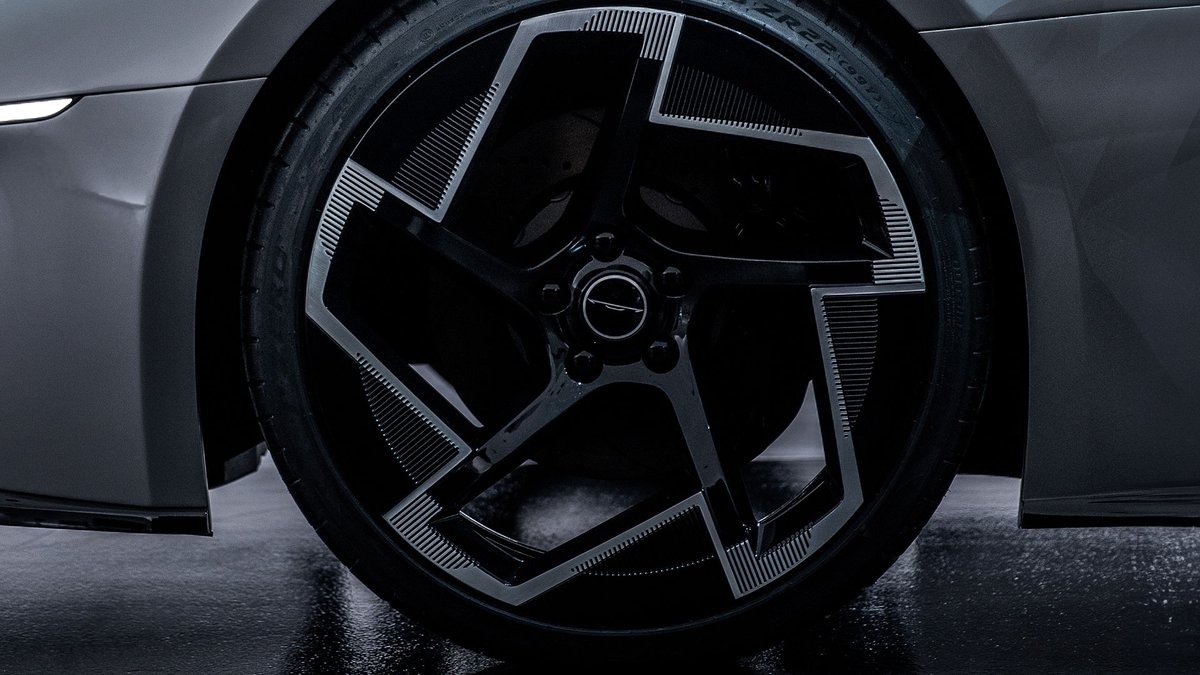 Chrysler tweet media