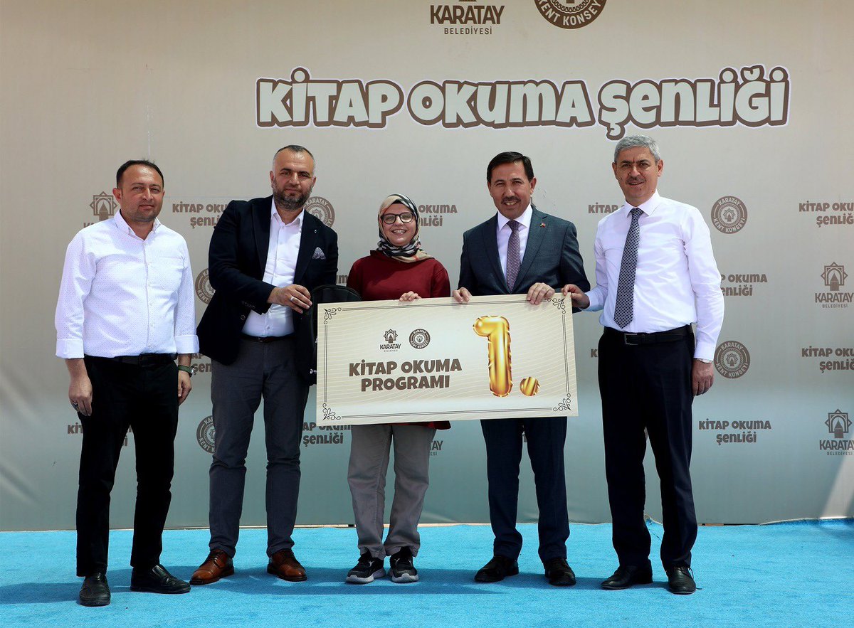 KaratayBelediye's tweet photo. 📚Karatay Kent Konseyi’mizin hayata geçirdiği “Kitap Okuma Projesi”nin 2023-2024 dönemi tamamlandı.

Bu yıl 3 mahalledeki 5 ortaokulda uygulanan projede dereceye giren öğrenciler ödüllendirildi.

Haberin devamı👇🏻
https://t.co/KwupLXGW82 https://t.co/qH05s3qV5f
