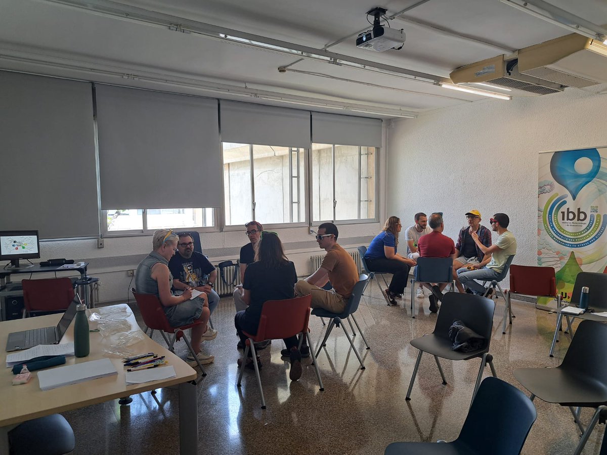 carozsi's tweet photo. 🔬 Molt agraïda per la invitació del grup de recerca de Nanobiotecnologia @NBT_IBB_UAB, liderat per Dr. Antonio Villaverde, com a formadora en creativitat per a la comunitat científica. Està sent un plaer compartir amb totes vosaltres aquestes sessions tan enriquidores! https://t.co/yG3IWuim7k