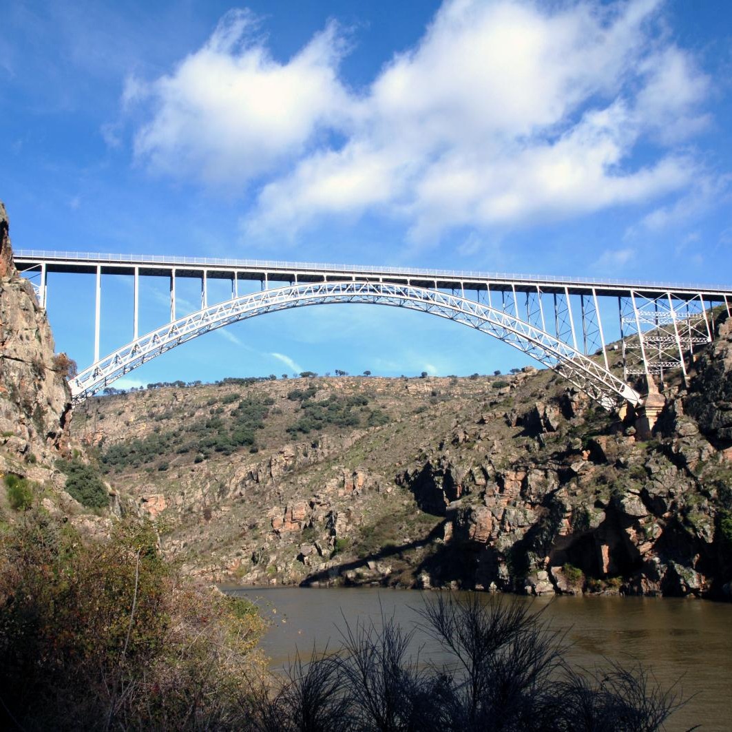 ZamoraSpain's tweet photo. El Puente de Requejo, una joya arquitectónica sobre el Duero 💛 Con su imponente altura y diseño innovador, no es solo un puente, sino un testimonio del ingenio humano y un punto de encuentro entre historia y naturaleza

#ZamoraEnamora #DescubreZamora #TurismoZamora https://t.co/NJW9THfqHS
