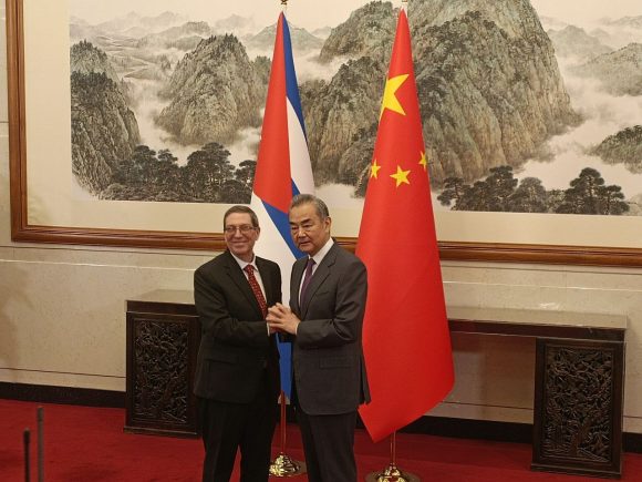 Sostuve conversaciones oficiales con el estimado compañero y amigo Wang Yi, Canciller de #China.

Agradecí su decisiva contribución al fortalecimiento de las relaciones bilaterales y el apoyo de su país en el desarrollo de proyectos de gran impacto social en #Cuba.