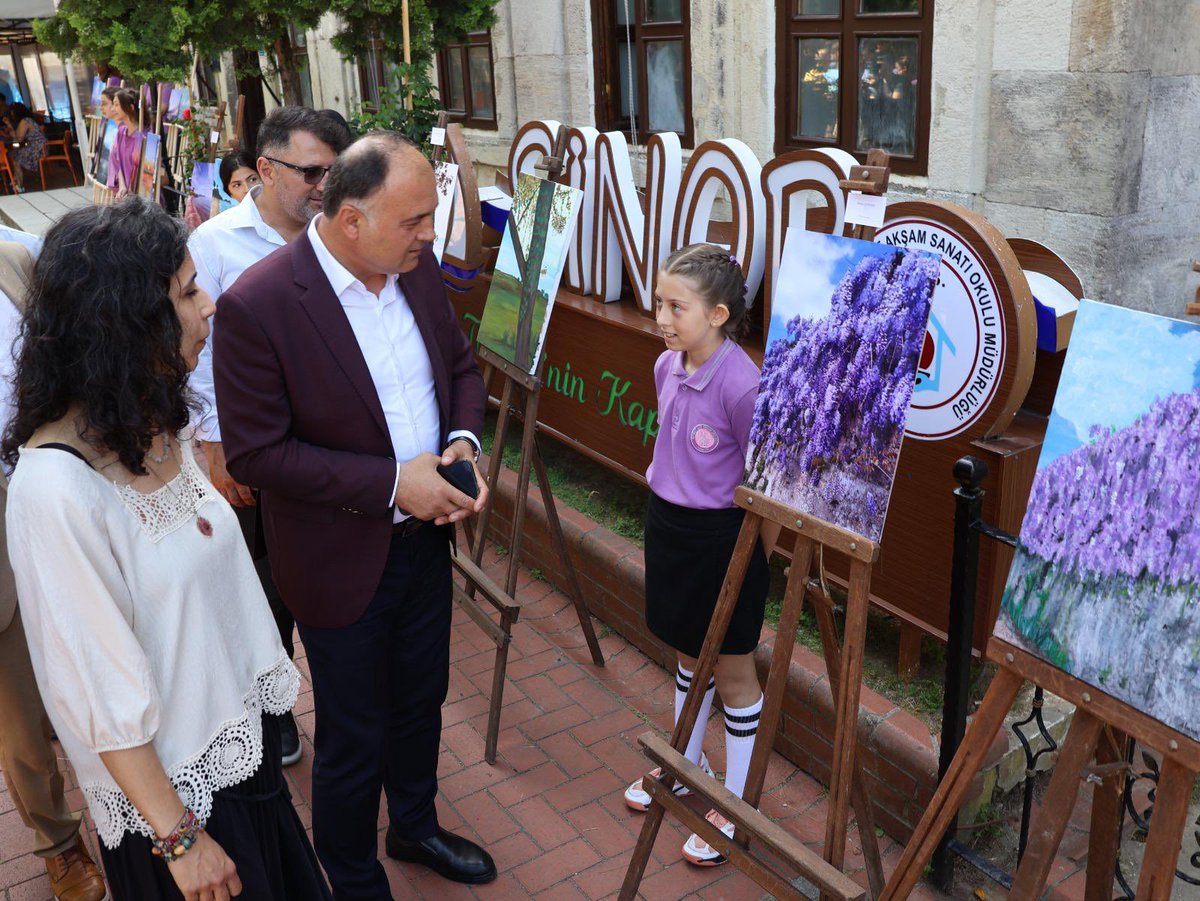 sinopilmem's tweet photo. 📍Mehmet Akif Ersoy Ortaokulu 

🎨Sinop’un Renkleri Fotoğraf ve Resim Sergisi
 
🏞️Mehmet Akif Ersoy Ortaokulunun düzenlediği ‘Sinop’un Renkleri Fotoğraf ve Resim Sergisi’ İl Milli Eğitim Müdürümüz Sayın Osman Cebeci, öğretmenlerimiz ve öğrencilerimizin katılımıyla Öğretmenevi ve Akşam Sanat Okulunda müzik dinletisi eşliğinde gerçekleştirildi.

🖌️Sergide İl müdürümüz öğrencilerimizin yaptığı çalışmaları inceleyip resimleri hakkında bilgi aldı. 

Emeği geçen öğretmenlerimizi ve öğrencilerimizi tebrik ederiz.👏

@tcmeb 
@Yusuf__Tekin 
@TCSinopValiligi 
@OsmanCebeci 
@SinopMAEOrtokul