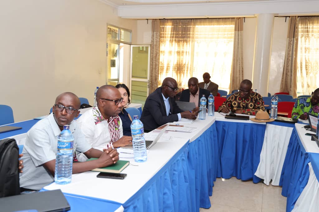 ABPInfos's tweet photo. 2. Cette formation a pour but de renforcer les capacités des point locaux du Groupe de travail sur les solutions durables (#GTSD) au niveau national pour avoir la même compréhension sur le contexte des solutions durables et répondre efficacement à sa mise en œuvre au #Burundi https://t.co/Qw1URNjlyr