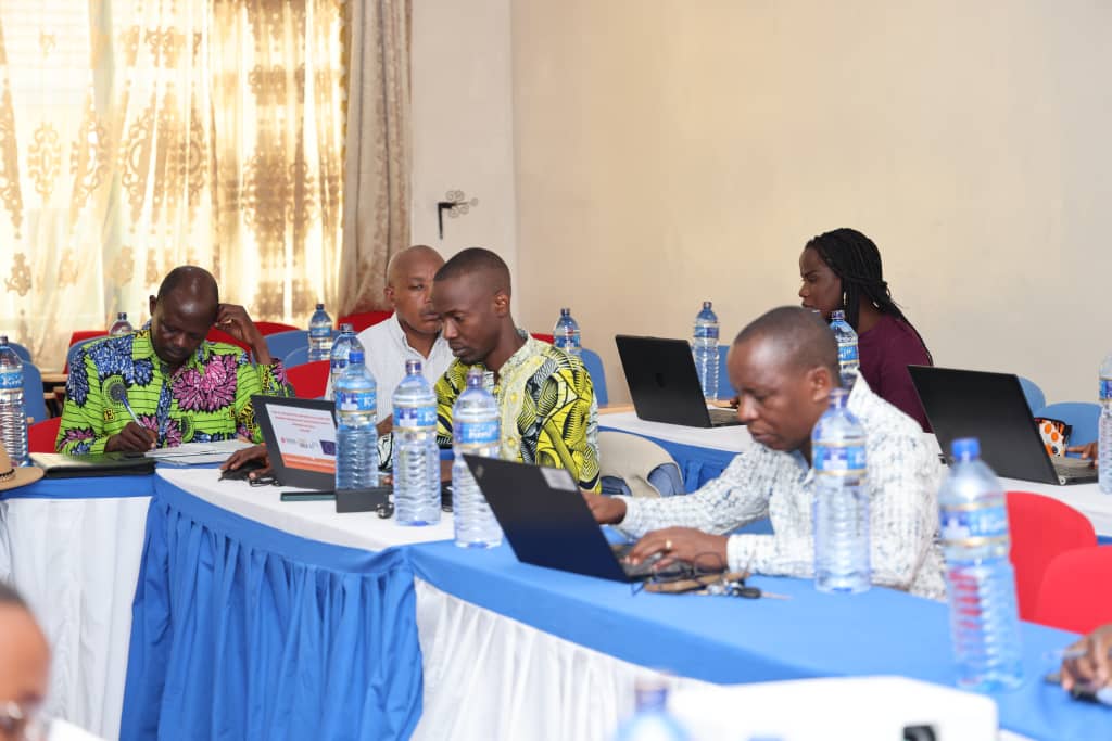 ABPInfos's tweet photo. 2. Cette formation a pour but de renforcer les capacités des point locaux du Groupe de travail sur les solutions durables (#GTSD) au niveau national pour avoir la même compréhension sur le contexte des solutions durables et répondre efficacement à sa mise en œuvre au #Burundi https://t.co/Qw1URNjlyr