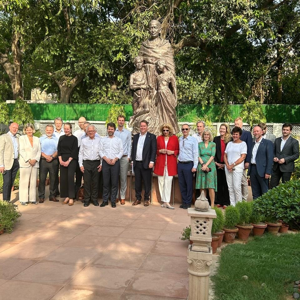 Today Ambassador <a href="/marisagerards/">Marisa Gerards</a> welcomed 10 Add. Secretaries from the Netherlands to India. They will meet, discuss &amp; find opp. with 🇮🇳 policy makers &amp; business org. to advance our 🇳🇱🇮🇳 bilateral ties in #Strategicpartnership - agr. 💧 #health #energy #security #innovation &amp; more
