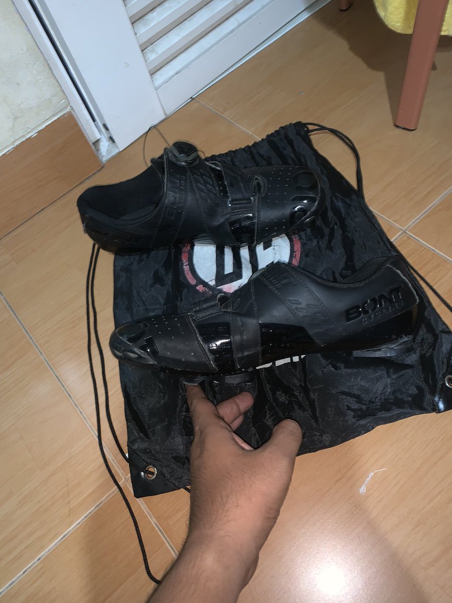 juanendi's tweet photo. Wts bont riot size 44 (27,5cm) bisa dioven untuk menyesuaikan bentuk kaki. kondisi lecet pemakaian, tidak ada jebol atau lem ulang, heel sudah diganti karna bawaan sepatunya udh abis. Lokasi Bintaro cod tangsel/jaksel jakpus Harga 1,3 negoin ajaa dulu 🙏🏻😊 #fnfjb https://t.co/jZTelogdkJ