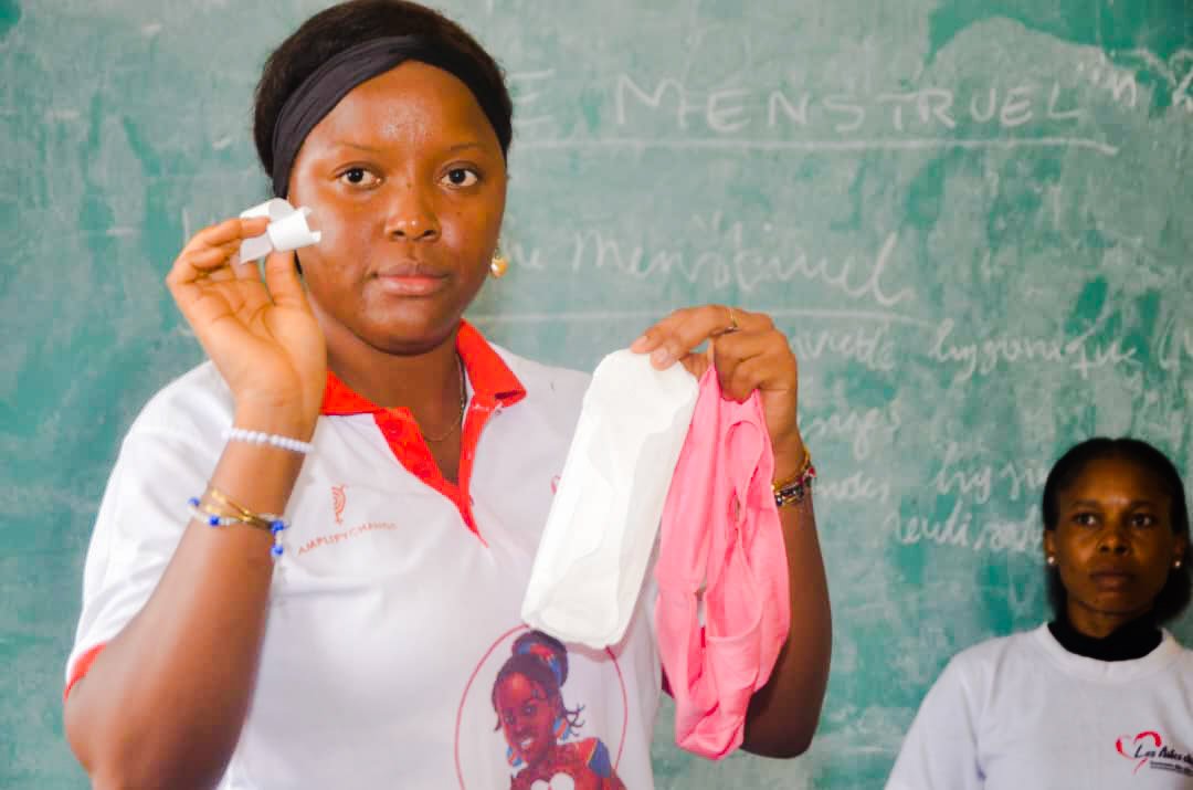 Percide_Liandja's tweet photo. En marge de la journée internationale de l'hygiène menstruelle,@ailesducoeur1 a organisé une causerie éducative sur la gestion de l'hygiène menstruelle et distribution des kits de dignité aux  filles de l'école #Sainte Marie Claire à Kinshasa. https://t.co/4eyVEnEyeI