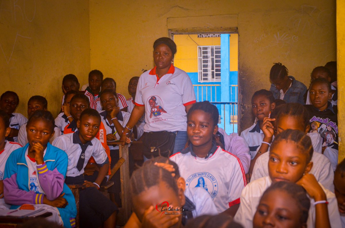Percide_Liandja's tweet photo. En marge de la journée internationale de l'hygiène menstruelle,@ailesducoeur1 a organisé une causerie éducative sur la gestion de l'hygiène menstruelle et distribution des kits de dignité aux  filles de l'école #Sainte Marie Claire à Kinshasa. https://t.co/4eyVEnEyeI