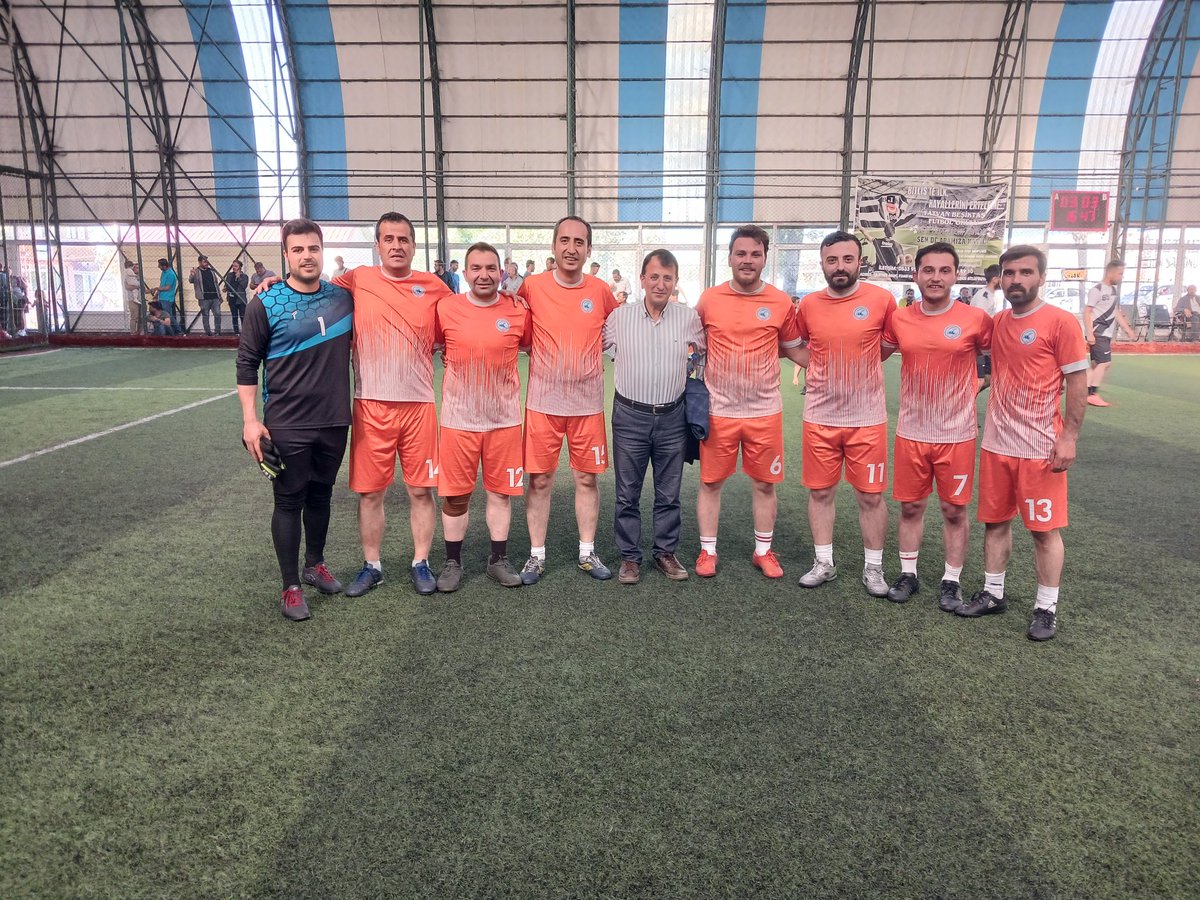 ValideMtal's tweet photo. Tatvan ilçesi öğretmenler arası Futbol turnuvasında ilçe üçüncüsü olan futbol takımımızı tebrik ediyoruz. https://t.co/nvGciBIv3Y