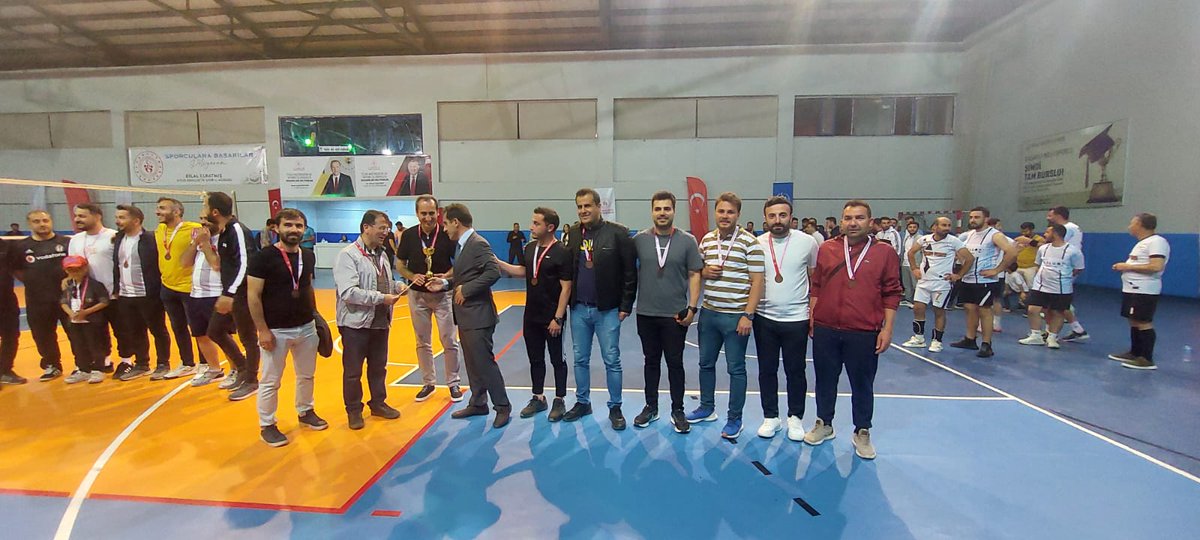 ValideMtal's tweet photo. Tatvan ilçesi öğretmenler arası Futbol turnuvasında ilçe üçüncüsü olan futbol takımımızı tebrik ediyoruz. https://t.co/nvGciBIv3Y