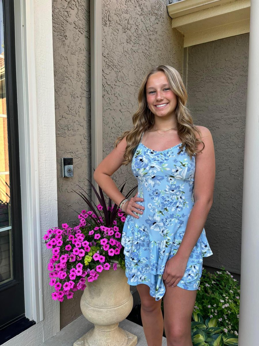 Happy Birthday to our new member Kendall! We are incredibly excited to have you join our Sapphire family and are proud of your hard work in and out of practice. Wishing you a wonderful birthday! 💙💎💙