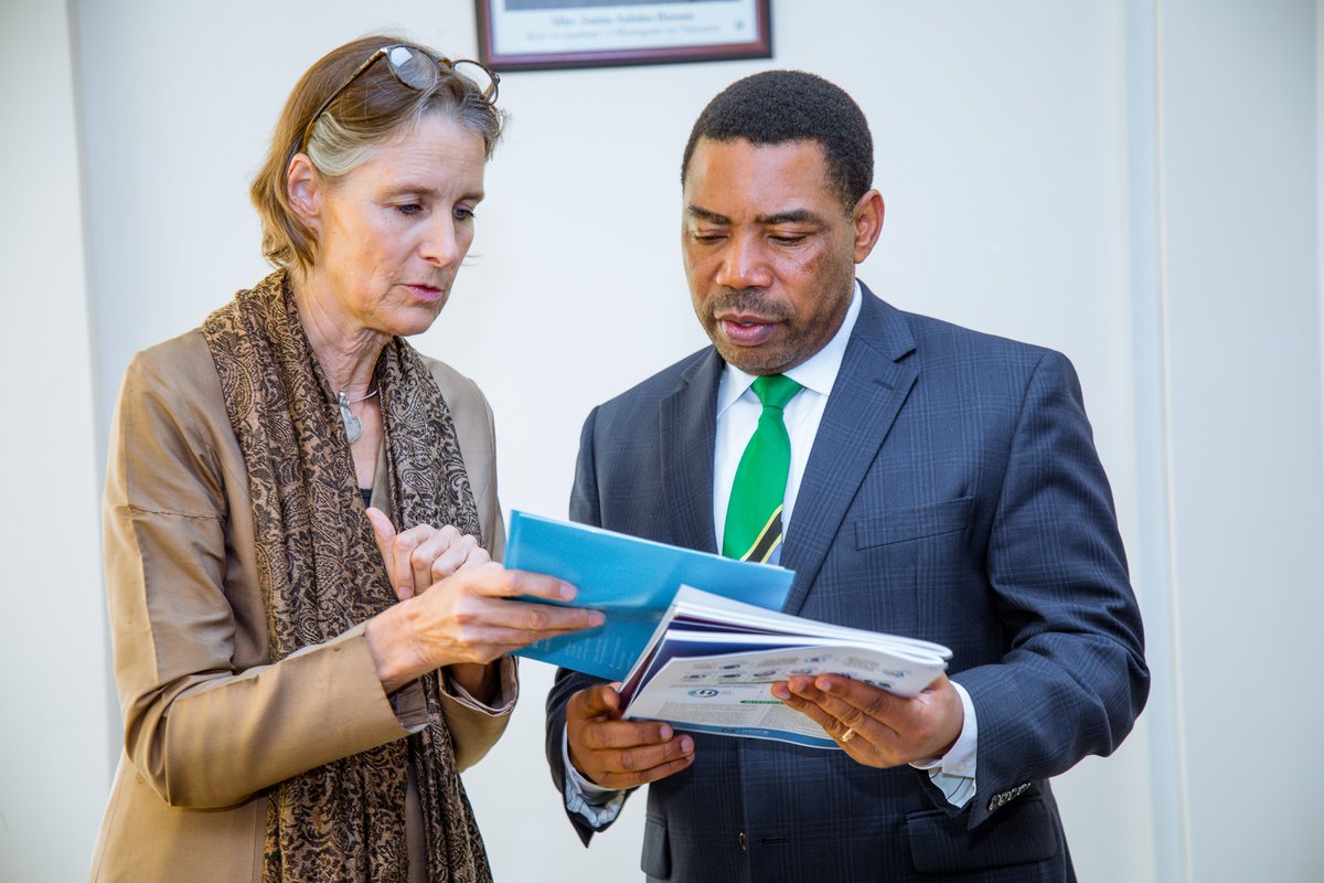 mofURT's tweet photo. Shirika la Umoja wa Mataifa la Kuhudumia Watoto (@UNICEFTanzania ), limeipongeza Tanzania kwa kupiga hatua kubwa katika masuala ya uwazi kwenye mchakato wa uandaaji na utekelezaji wa Bajeti Kuu ya Serikali kutokana na matokeo ya utafiti wa uliofanywa na Shirika hilo.

Pongezi hizo zimetolewa jijini Dodoma na Mwakilishi Mkazi wa UNICEF nchini Tanzania, Bi. Elke Wisch, alipokutana na kufanya mazungumzo na mwenyeji wake Waziri wa Fedha, Mhe. Dkt. @mwigulunchemba1 (Mb) ambapo walijadiliana mambo mbalimbali ya ushirikiano kati ya Serikali na UNICEF.

Kutokana na utafiti walioufanywa na UNICEF, utakaozinduliwa hivi karibuni unaonesha kuwa katika kipindi cha miezi 16 iliyopita ambacho utafiti huo umefanyika, Tanzania imepanda viwango vya uwazi katika masuala ya bajeti kutoka asilimia 21 hadi 41 na kuzizidi nchi zote za Bara la Afrika.

Alisema kuwa katika kipindi cha Uongozi wa Serikali ya Awamu ya Sita, chini ya Mhe. Dkt. Samia Suluhu Hassan, Rais wa Jamhuri ya Muungano wa Tanzania, Tanzania imepiga hatua kubwa katika suala la uwazi na uwajibikaji kutokana na bajeti yake kuwa na uhalisia na kuweka mazingira mazuri kwa wafanyabiashara, wawekezaji, wadau wa maendeleo na taasisi za fedha.

Bi. Wisch alisema kuwa hatua hiyo inafaa kupongezwa na wadau wote wa maendeleo na kwamba matarajio ya Shirika hilo ni kuona kiwango hicho kinaongezeka zaidi ili angalau kifikie zaidi ya asilimia 50, jambo ambalo alisema kutokana na uongozi thabiti wa Serikali ya Awamu ya Sita, viwango hivyo vitafikiwa hivi karibuni.

Bi. Wisch ameahidi kuendelea kushirikiana na Tanzania katika masuala mbalimbali ya maendeleo hususani masuala ya elimu, lishe, Watoto na vijana.
Aidha, Bi. Wisch alieleza kuwa Tanzania ina programu za chakula mashuleni jambo ambalo linawasaidia wanafunzi kuwa na mazingira mazuri ya kupata elimu, lakini pia msisitizo wa lishe bora kwa Watoto ni jambo muhimu ili kupambana na udumavu wa akili na kuwajengea watoto ubongo unaomuwezesha mtoto kuwa na akili nzuri.

Alisema pia kuwa Tanzania imeendelea kufanya vizuri katika masuala mbalimbali ukilinganisha na nchi nyingine za Afrika jambo ambalo linachochea ushirikiano zaidi na mashirika ya maendeleo katika kusaidia kuchochea zaidi maendeleo ya wananchi wake katika sekta mbalimbali.

Kwa upande wake Waziri wa Fedha Mhe. Dkt. @mwigulunchemba1  alisema kuwa katika Bajeti Kuu ya mwaka wa fedha 2023/24 UNICEF, iliahidi kutoa msaada wa zaidi ya dola milioni 20.3 kwa ajili utekelezaji wa miradi mbalimbali ya maendeleo ya uchumi wa kijamii kwenye  eneo la afya, lishe, elimu, kuwalinda Watoto, sera ya jamii, jinsia na mipango.

Dkt. Nchemba ameipongeza UNICEF kwa kuendelea kushirikiana na Tanzania katika nyanja mbalimbali zinazokuza ustawi wa jamii kupitia michango yao katika Bajeti Kuu ya Serikali zinazoelekezwa kuhudumia jamii ikiwemo afya na elimu.

Aidha Dkt. Nchemba amelishukuru Shirika hilo kwa msaada wake katika masuala ya uwazi, uwajibikaji na kusaidia ushiriki wa umma katika hatua mbalimbali za maandalizi ya bajeti kupitia utafiti wao wa uwazi wa masuala ya bajeti.

Alisema kuwa Tafiti hizo zimesaidia kuboresha bajeti jambo lililosaidia kujenga imani ya wananchi kwa Serikali yao na matumizi bora ya rasilimali.
Amesema kuwa anatumaini  UNICEF itaendelea kuisaidia Serikali katika masuala ya kibajeti na Mpango wa Taifa wa Maendeleo wa Miaka Mitano ulioanzia mwaka 2021/22 hadi 2025/26.