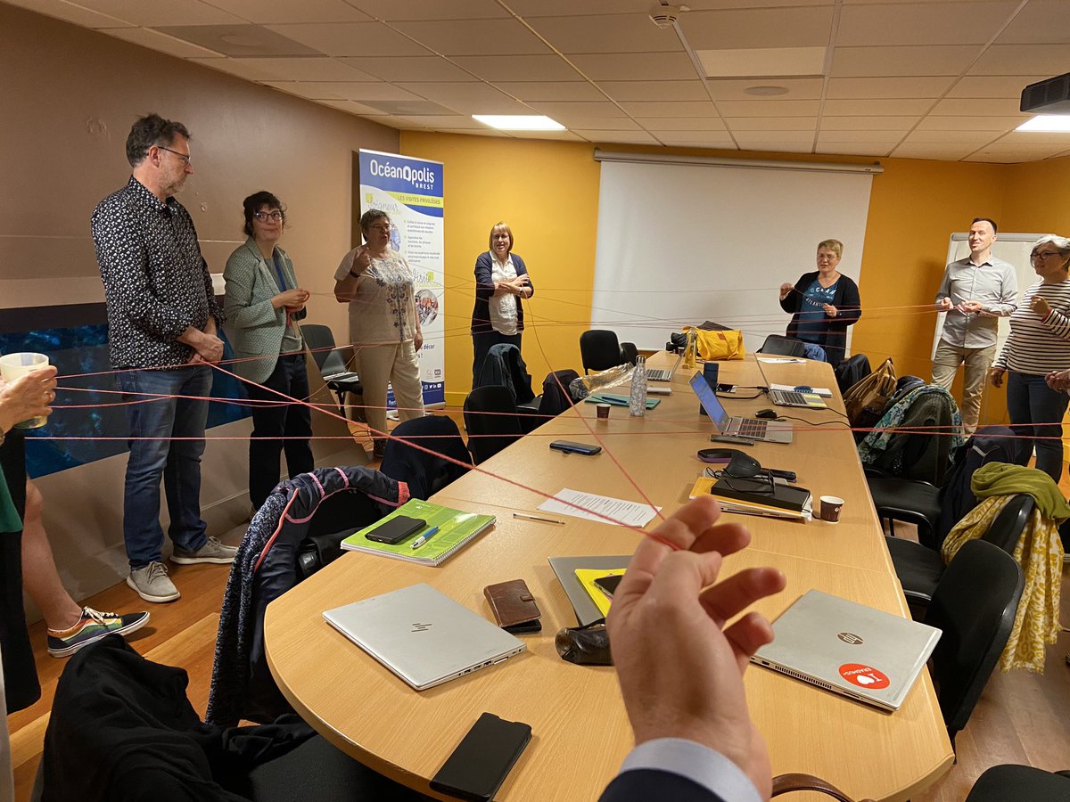 DavidGuillerme's tweet photo. 1️⃣5️⃣ CPC et CPD #EAC et #EDD réunis à @Oceanopolis_ pour construire une culture commune académique 1er degré au service de l’objectif du 💯% EAC. Un lieu inspirant pour tisser des liens 🔗entre culture scientifique, éducation artistique et culturelle et au dév. durable🐟 🦑🪼 https://t.co/qWQqZkv6fN